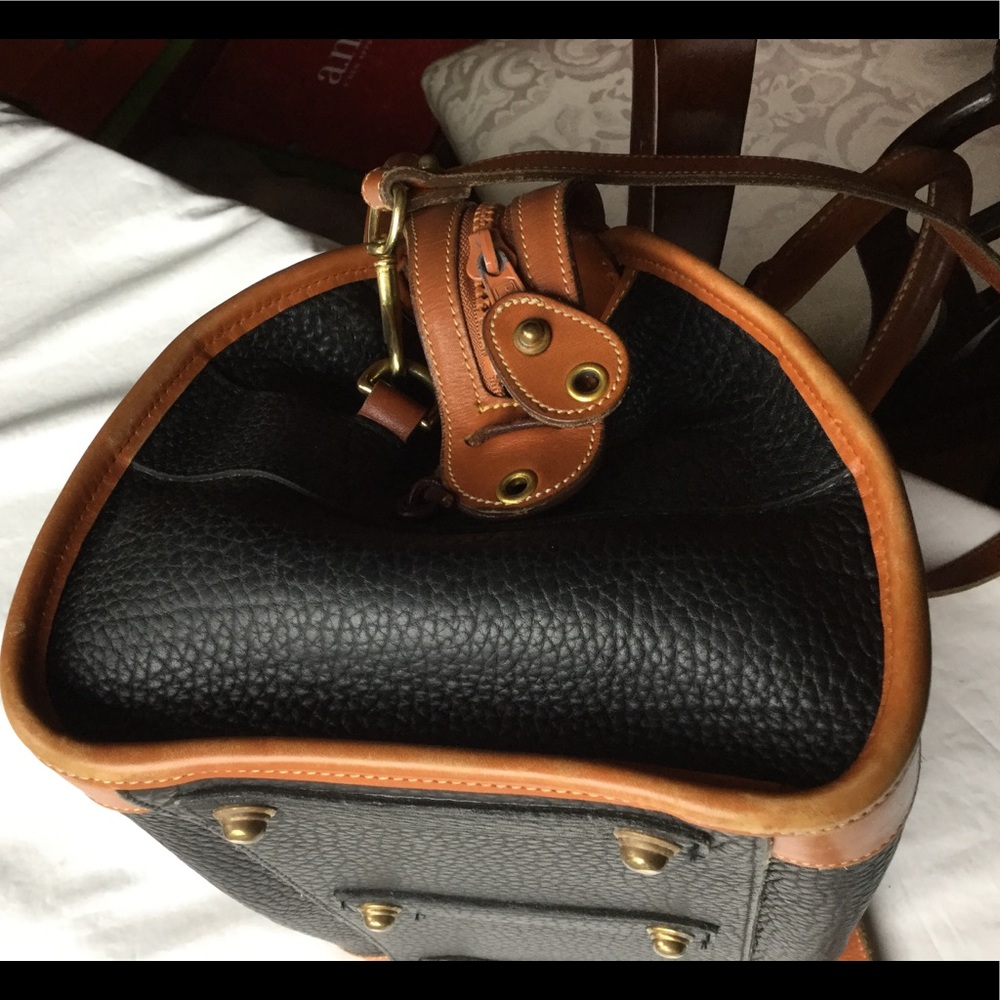 *SOLD* Dooney & Bourke AWL Large Satchel Shldr Bag Blk/Tn - Picture 6 of 16